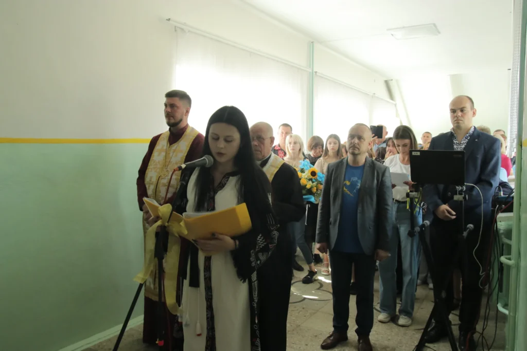 У Миколаївській школі №2 освятили меморіальні дошки Захисникам