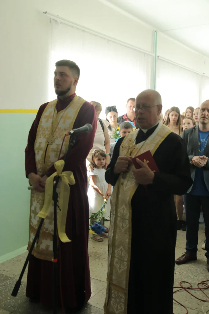 У Миколаївській школі №2 освятили меморіальні дошки Захисникам
