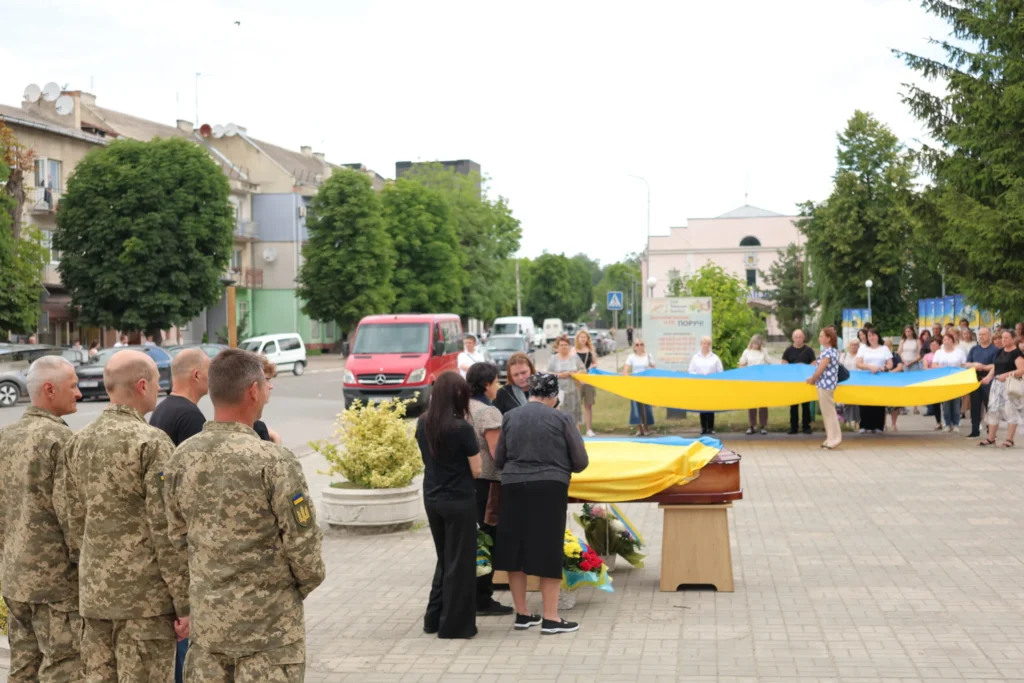 “Ми знову зустрічаємо новітнього Героя і віддаємо у руки близьких”: попрощалися з Михайлом Мошовським