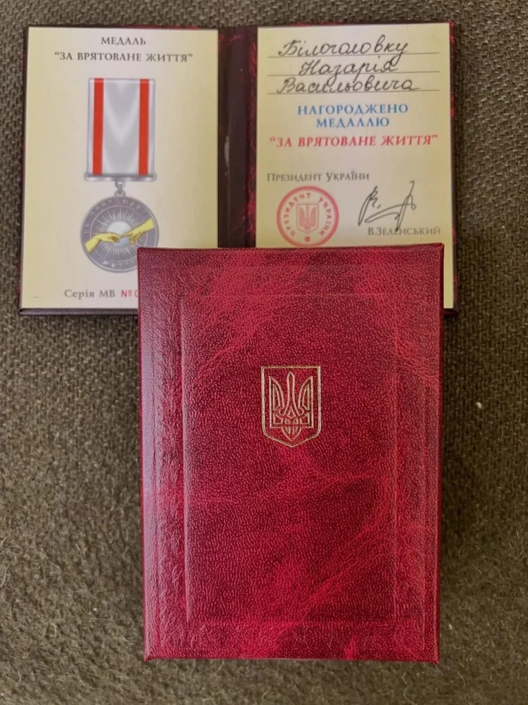 З пораненням сів за кермо та вивіз із небезпечної зони 14 бійців – історія бойового медика Назарія Білоголовки З пораненням сів за кермо та вивіз із небезпечної зони 14 бійців – історія бойового медика Назарія Білоголовки