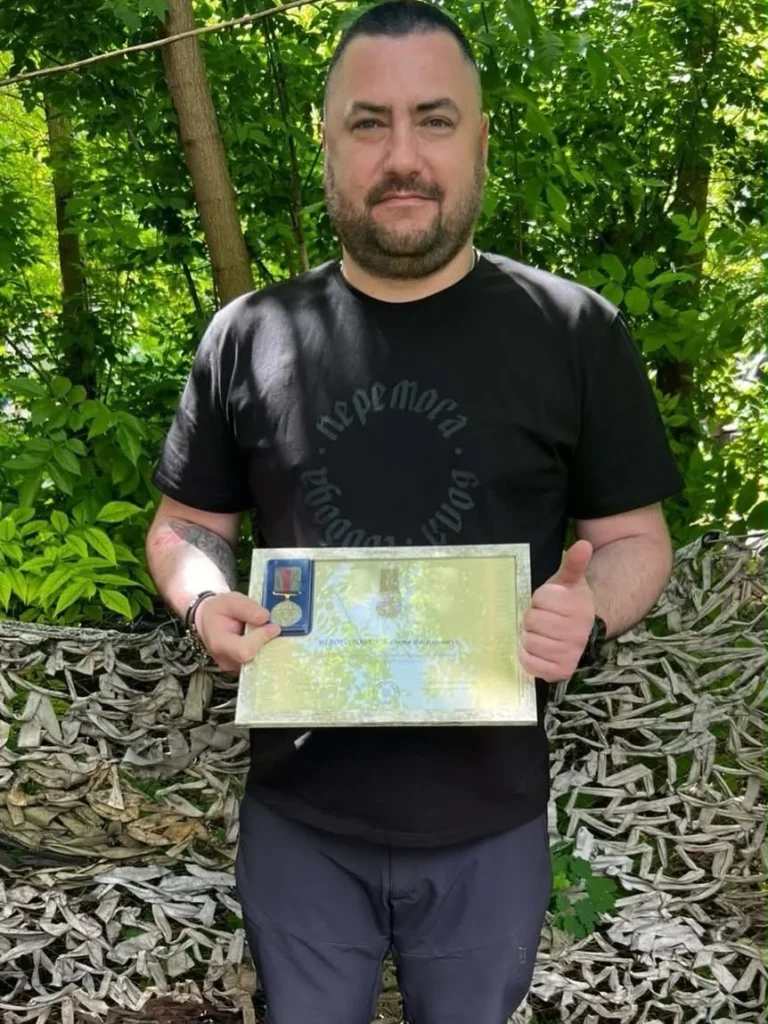 З пораненням сів за кермо та вивіз із небезпечної зони 14 бійців – історія бойового медика Назарія Білоголовки З пораненням сів за кермо та вивіз із небезпечної зони 14 бійців – історія бойового медика Назарія Білоголовки