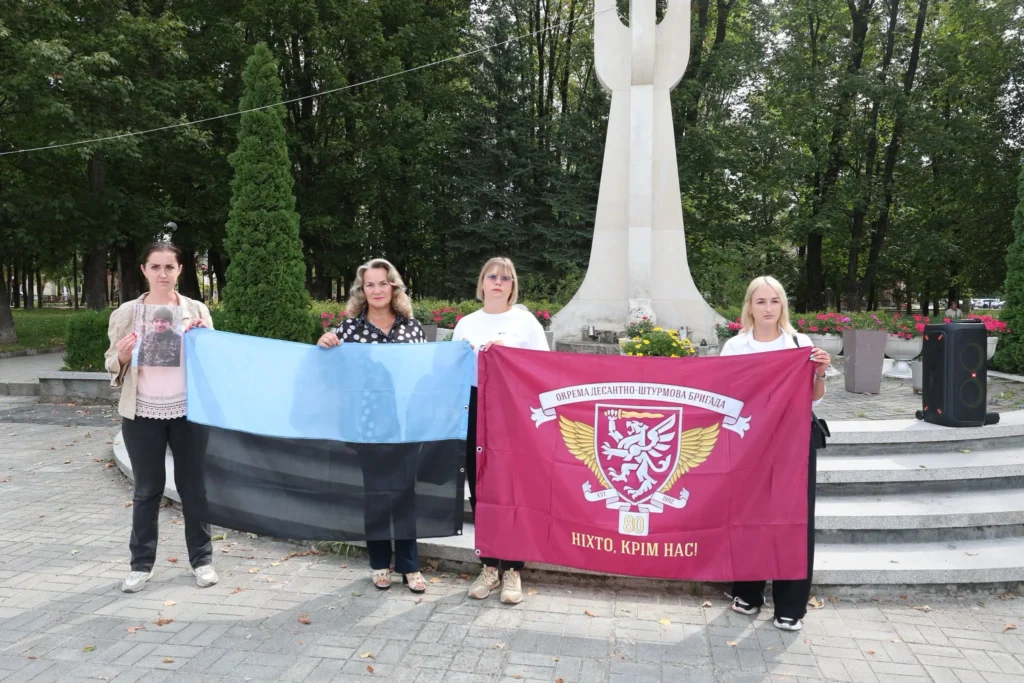 ”Дзвін пам’яті” – у Миколаєві провели акцію нагадування про зниклих безвісти військовослужбовців та полонених ”Дзвін пам’яті” – у Миколаєві провели акцію нагадування про зниклих безвісти військовослужбовців та полонених