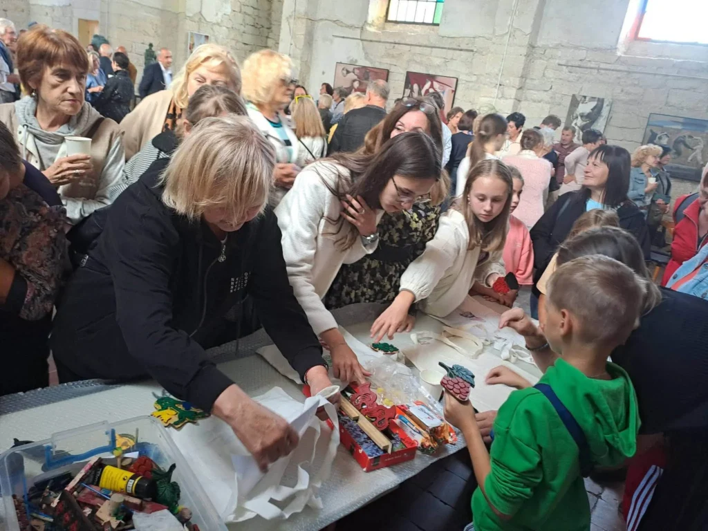 Творчість Самотосів об’єднує громади: у селі Демня триває виставка «Екзистенція “Місця сили”» Творчість Самотосів об’єднує громади: у селі Демня триває виставка «Екзистенція “Місця сили”»