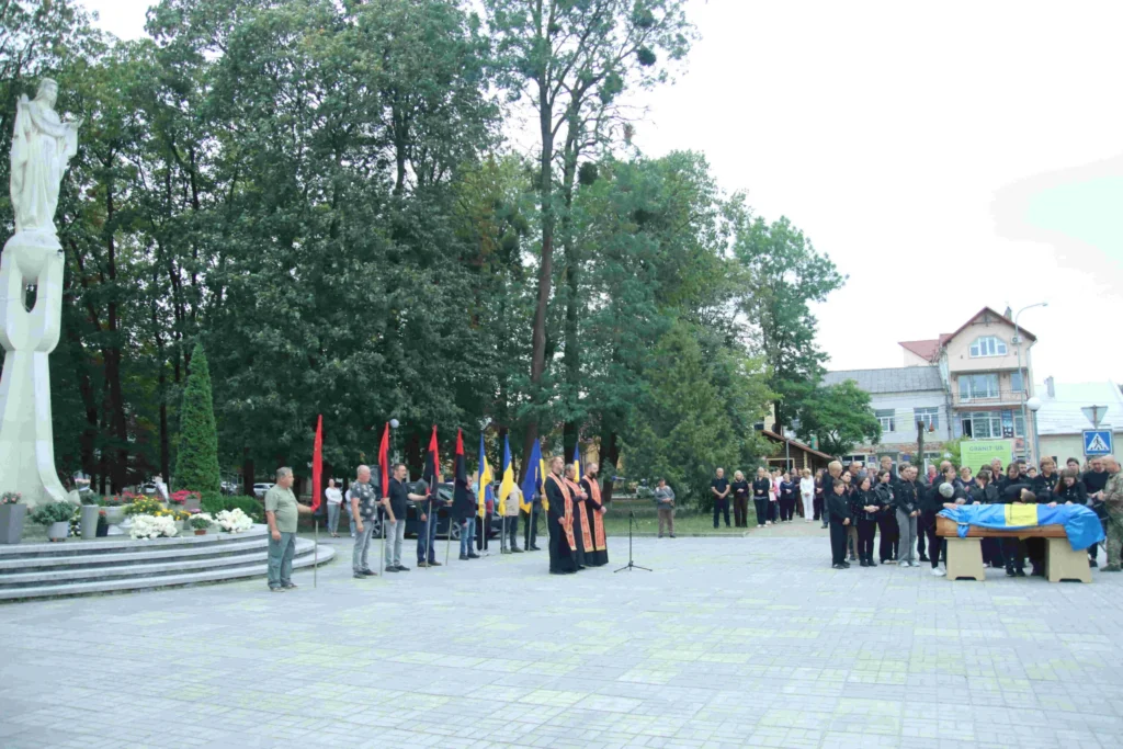 29 місяців вважався зниклим безвісти – прощаються з Героєм Дмитром Луцівим