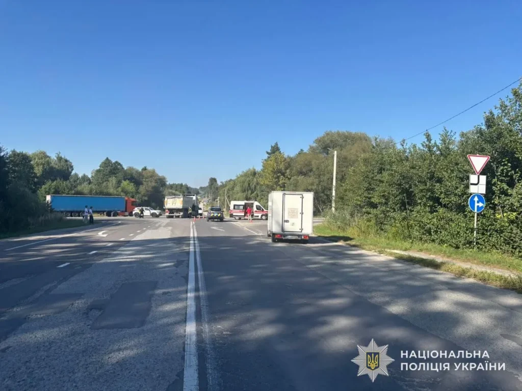 Поблизу Тростянця вантажівка зіткнулася з електромопедом