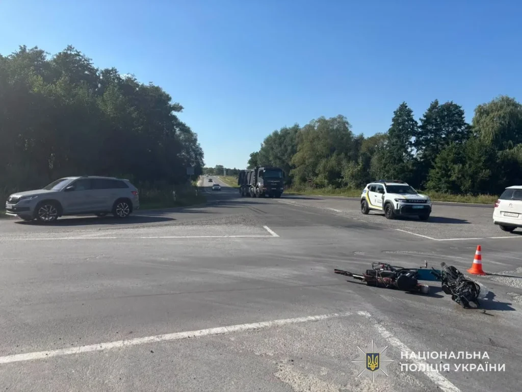 Поблизу Тростянця вантажівка зіткнулася з електромопедом